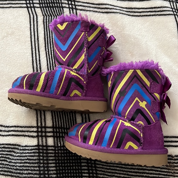 Children’s Size 6 UGG Boots - Picture 3 of 8